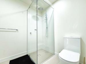 Ένα μπάνιο στο Beauty in the Sky- 1BR Apt Opposite Central Market +9 φωτογραφίες