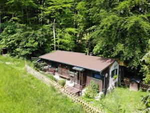 ein kleines Haus mitten auf einem Feld in der Unterkunft Wildromantische Berghütte mit Traum-Panorama in Haus