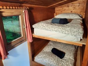 2 Etagenbetten in einer Hütte mit Fenster in der Unterkunft Wildromantische Berghütte mit Traum-Panorama in Haus