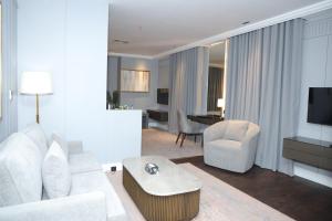 un salon avec un canapé blanc et une table dans l'établissement Faletti's Boutique Multan by The Windsor Group, à Multan