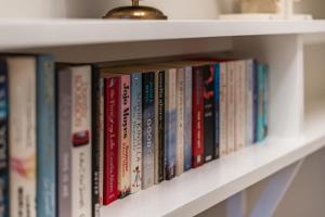 Knihovna v apartmánu