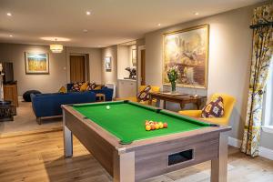 Biliár nebo kulečník v ubytování Lundin Farmhouse - Seasgair Lodges