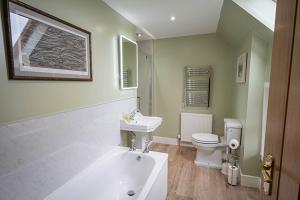 Koupelna v ubytování Lundin Farmhouse - Seasgair Lodges + 10 fotografií