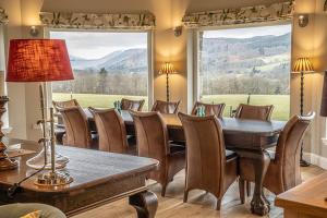 Nespecifikovaný výhled na hory nebo výhled na hory při pohledu z prázdninového domu