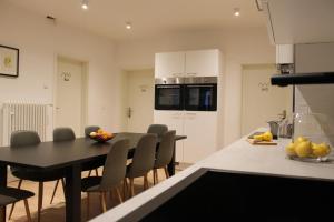 a kitchen with a black dining room table and chairs at Zimmer im Zentrum von Paderborn in Paderborn