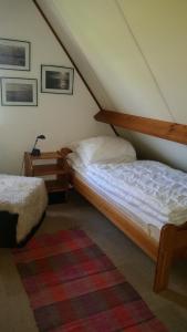 a bedroom with two beds and a table in a attic at Die Muschelfinder in Sint Maartensvlotbrug +16 photos