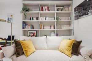 パリにあるBnBNova - 1BR - Les Invalides & Eiffel Tower-Family onlyのリビングルーム(白いソファ、黄色い枕付)