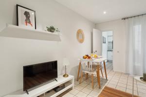 パリにあるBnBNova - 1BR - Les Invalides & Eiffel Tower-Family onlyのリビングルーム(薄型テレビ、テーブル付)