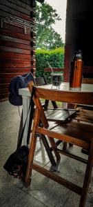 a wooden table with a pot sitting on top of it at Posta Magica in Villa Ciudad Parque