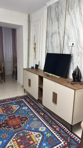 Televiisor ja/või meelelahutuskeskus majutusasutuses Квартира