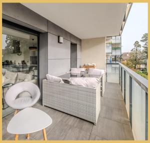 ein Balkon eines Hauses mit einem Tisch und Stühlen in der Unterkunft Chez Jordan I T3 I Ferney-Voltaire in Ferney-Voltaire