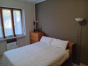 a bedroom with a bed with white sheets and a window at La Maison d'la Brumatera , ALLOGGIO CON 2 CAMERE DA LETTO E VISTA in Rubiana
