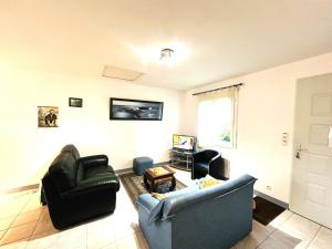 a living room with two chairs and a couch at Maison 5 pièces 6 personnes à 10 minutes des plages in Clohars-Carnoët