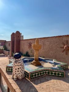 una fuente en medio de un patio en Palais Taroudant, en Taroudant 102 fotos más