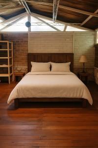 a bedroom with a large bed in a room at Loft en el quincho in Ingeniero Maschwitz