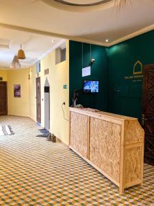 una habitación con una pared verde y un mostrador en Palais Taroudant, en Taroudant