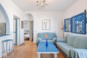 ein Wohnzimmer mit Sofa und Tisch in der Unterkunft Ventanas De Lanzarote in Playa Quemada