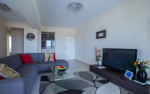 Μια τηλεόραση ή/και κέντρο ψυχαγωγίας στο Spacious sea view apartment