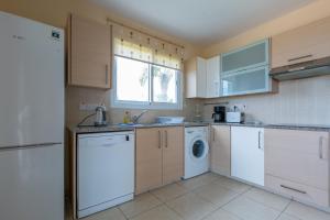 Η κουζίνα ή μικρή κουζίνα στο Spacious sea view apartment