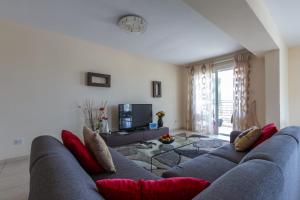 Μια τηλεόραση ή/και κέντρο ψυχαγωγίας στο Spacious sea view apartment