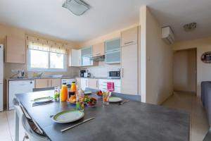 Η κουζίνα ή μικρή κουζίνα στο Spacious sea view apartment +17 φωτογραφίες