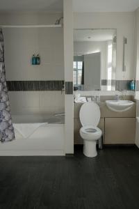 um banheiro com vaso sanitário e pia em Fairway Inn em Manchester