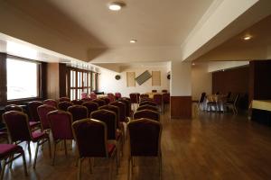 ein Raum mit ein paar Stühlen und einem Tisch in der Unterkunft Shimla Golf Resorts in Shimla