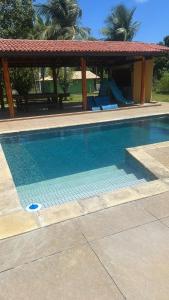 einen Pool mit Pavillon und Pool in der Unterkunft Casa fazenda Paracuru in Paracuru