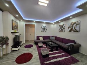 Una televisión o centro de entretenimiento en Home sweet Home apartment's