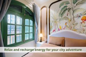 Giường trong phòng chung tại Deluxe Indochine 2BR & 1BA Panorama view in Hoan Kiem & Old Quarter