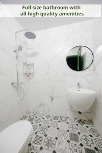 Phòng tắm tại Deluxe Indochine 2BR & 1BA Panorama view in Hoan Kiem & Old Quarter +41 ảnh