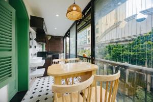 Khu vực ghế ngồi tại Deluxe Indochine 2BR & 1BA Panorama view in Hoan Kiem & Old Quarter