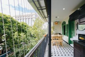 Ban công/sân hiên tại Deluxe Indochine 2BR & 1BA Panorama view in Hoan Kiem & Old Quarter
