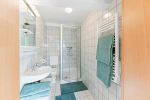 Koupelna v ubytování Helle & ruhige Eigentumswohnung nahe A81 + 8 fotografií