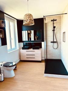 une salle de bains avec douche, toilettes et lavabo dans l'établissement L'Orée d'Etretat, à La Poterie-Cap-dʼAntifer