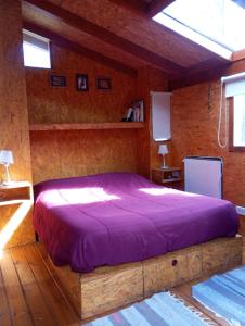 Ένα ή περισσότερα κρεβάτια σε δωμάτιο στο Los Coihues camping & hostel