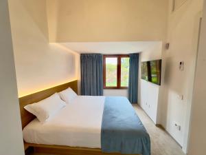 Postel nebo postele na pokoji v ubytování Sardegna Costa Corallina Appartamento Luxury Vista Mare in splendido villaggio - IUN R6511 + 17 fotografií