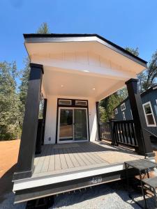 Balkón nebo terasa v ubytování Tiny House Village Yosemite-Blanca