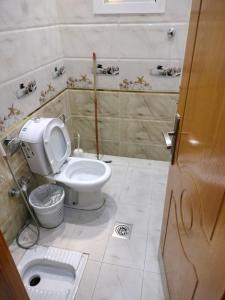 Koupelna v ubytování منتجع الكناري