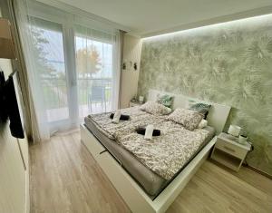 Postel nebo postele na pokoji v ubytování Siófok Panoráma Apartman