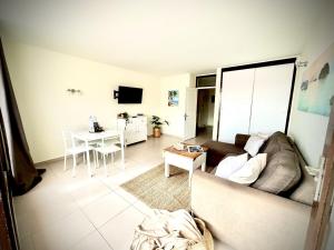 Et tv og/eller underholdning på Seafront Serenity Suite by Deihu Experiences