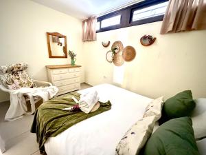 En eller flere senge i et værelse på Seafront Serenity Suite by Deihu Experiences + 21 billeder