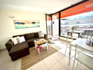 Et opholdsområde på Seafront Serenity Suite by Deihu Experiences