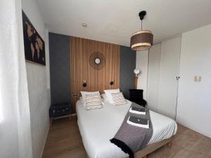 a bedroom with a large white bed with white pillows at Appart'Hotel - Gare TGV - Courtine - Confluence - 407 bis in Avignon