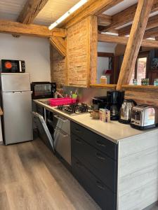 Una cocina o cocineta en Le Grenier - Piscine et SPA