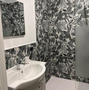 une salle de bain avec un lavabo et un miroir dans l'établissement Emmeci House, à Alghero 8 autres photos