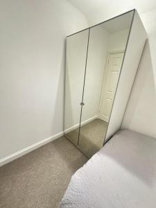 Ένα ή περισσότερα κρεβάτια σε δωμάτιο στο Single room in Croydon luxury spacious home