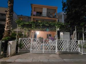 Το κτήριο όπου στεγάζεται  το δωμάτιο σε οικογενειακή κατοικία