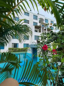 - une vue sur l'hôtel depuis le jardin dans l'établissement Apartamento grande enfrente del océano, à Tonsupa