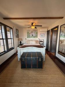 Ένα ή περισσότερα κρεβάτια σε δωμάτιο στο The Owl's Peak a Relaxing Smoky Mountain Escape